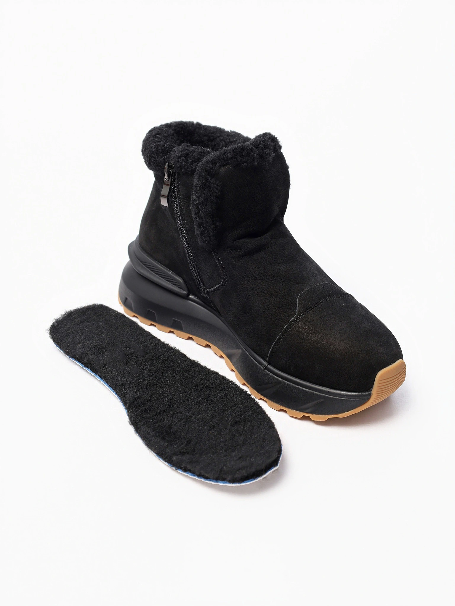 Ботинки черного цвета на рельефной подошве